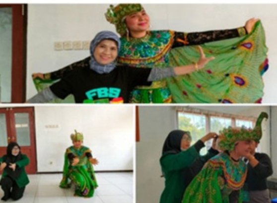 TARI MERAK ULIN: Dinny Devi Triana kala memberi pengajaran kepada turis asing dalam kegiatan pengabdain masyarakat di Desa Ciater, Subang