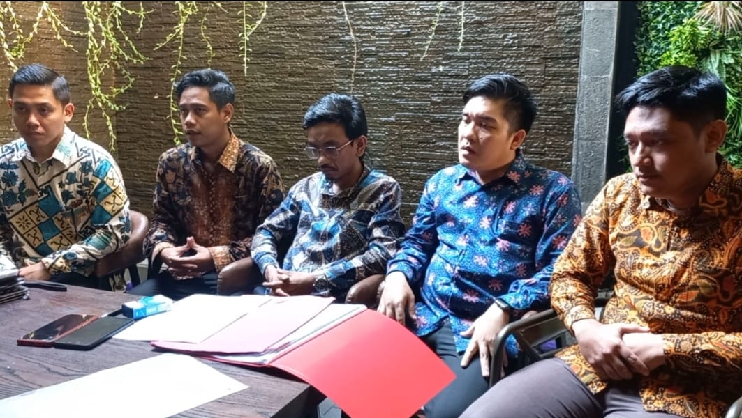Kuasa hukum terlapor penganiaya wartawan di Karawang, Jawa Barat saat konfrensi pers, di Karawang, Selasa malam (27/9/2022)
