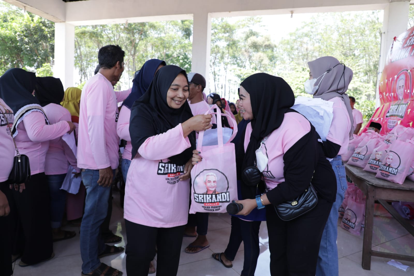 Jaringan relawan Srikandi Ganjar menggelar baksos di DesaTejojowangi, Kec.Purwosari, Kab.Pasuruan, Jatim.