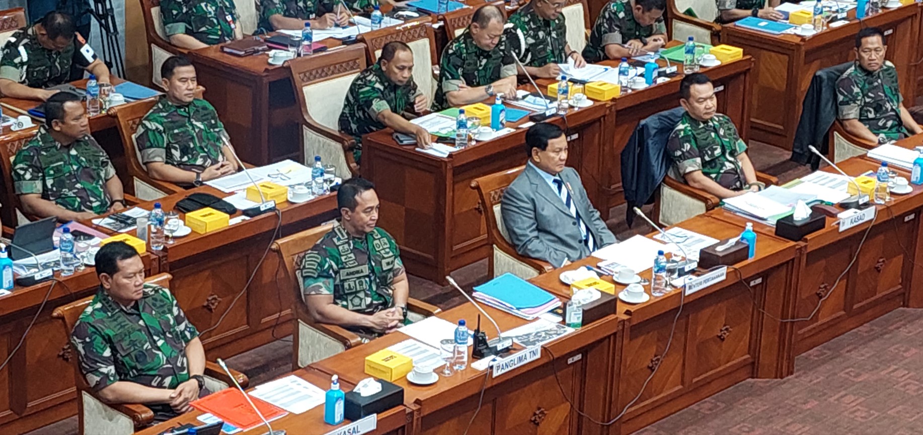 Menhan Prabowo Subianto (tengah) dan Panglima TNI Jenderal Andika Perkasa menghadiri rapat bersama DPR RI.