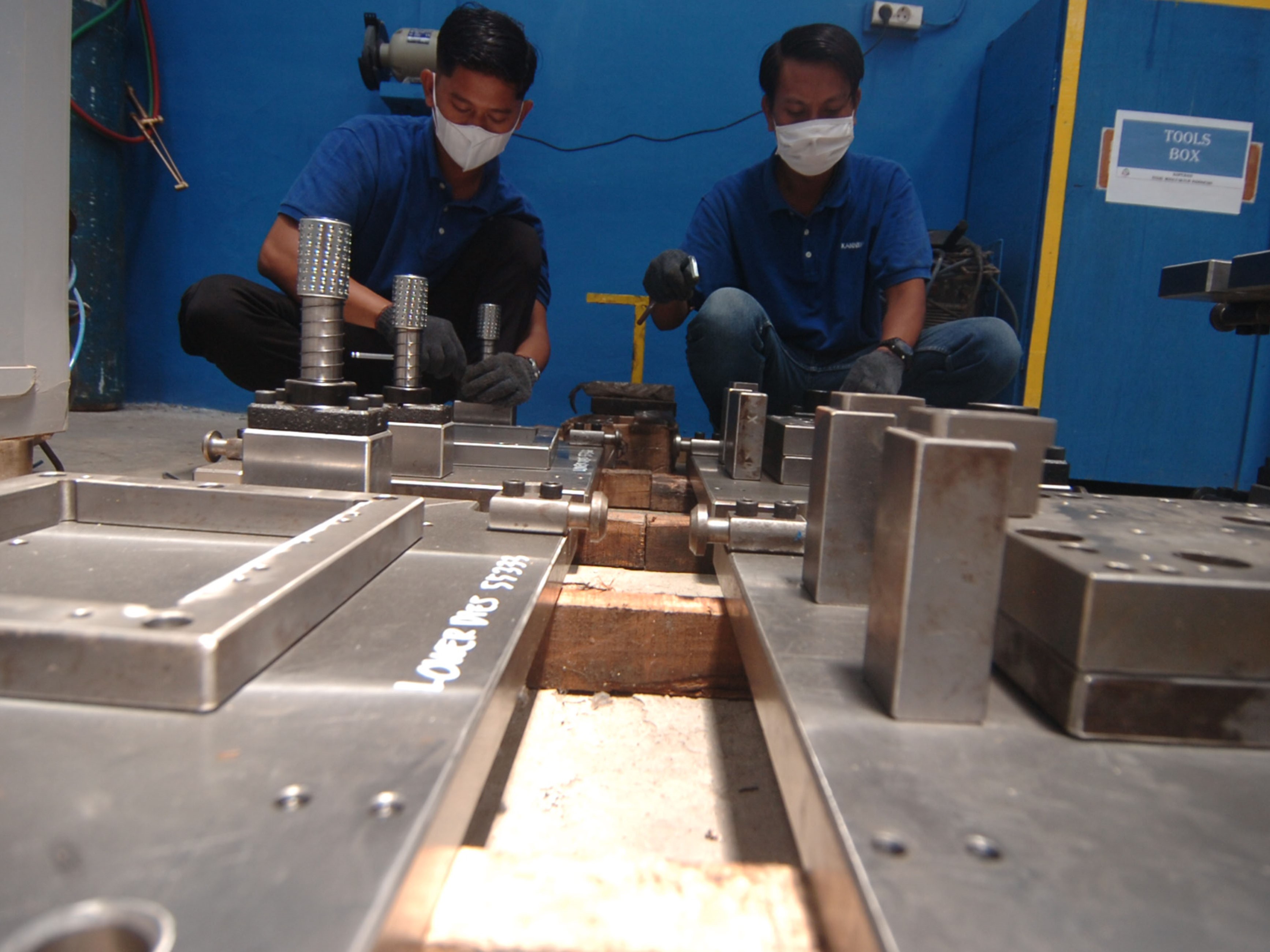 Dua pekerja menyelesaikan pembuatan komponen otomotif di Lingkungan Industri Kecil Dampyak, Kabupaten Tegal, Jawa Tengah.