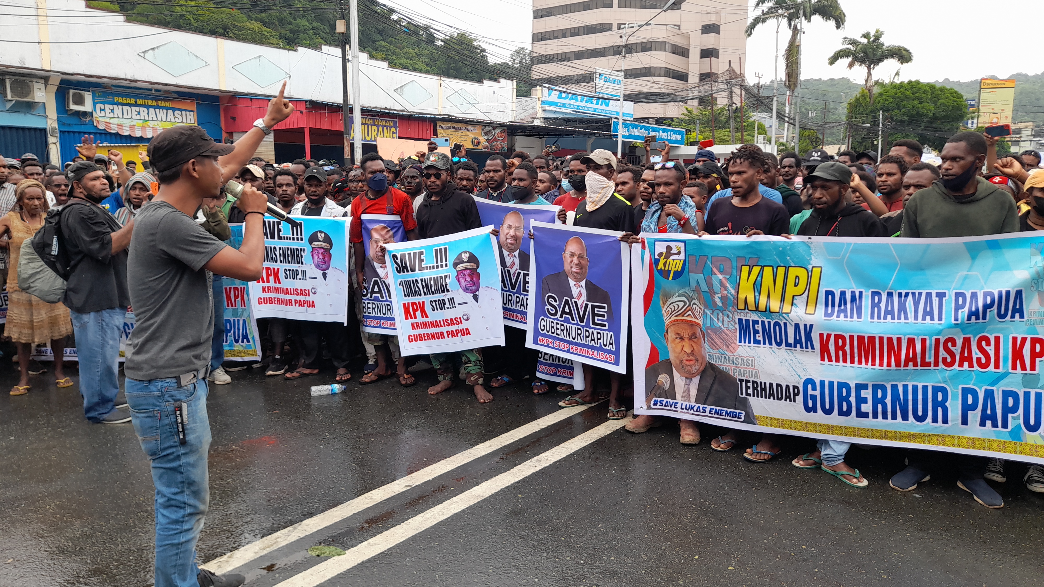 Sejumlah pendemo membawa poster yang membela Lukas Enembe yang ditetapkan KPK sebagai tersangka Korupsi dana otsus Papua.