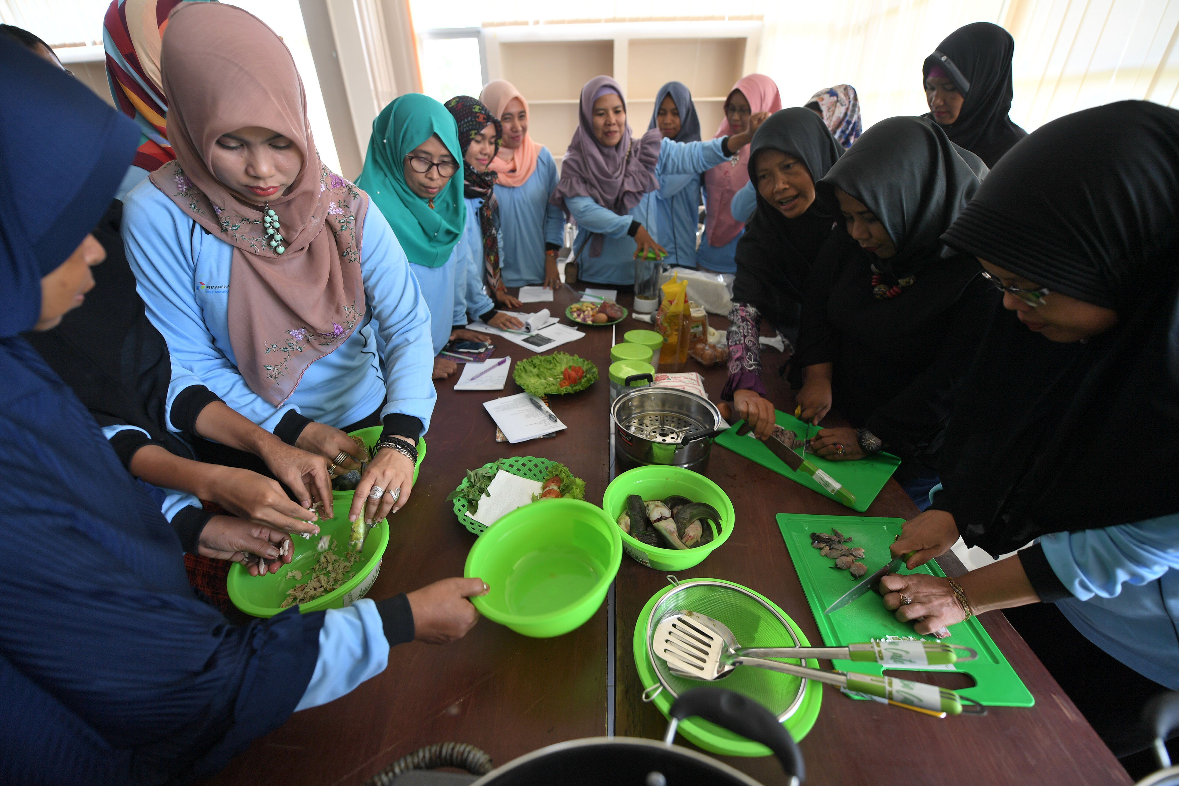 Ibu-ibu pelaku UMKM mendapat pelatihan pengolahan ikan dari Pertamina Hulu Mahakam (PHM) untuk meningkatkan ekonominya.