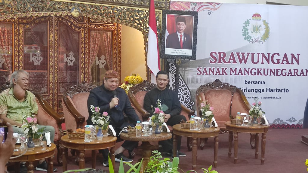 Menko Perekonomian Airlangga Hartarto (tengah) hadir dalam acara Srawungan Sanak Mangkunegaran di Solo, Jawa Tengah.