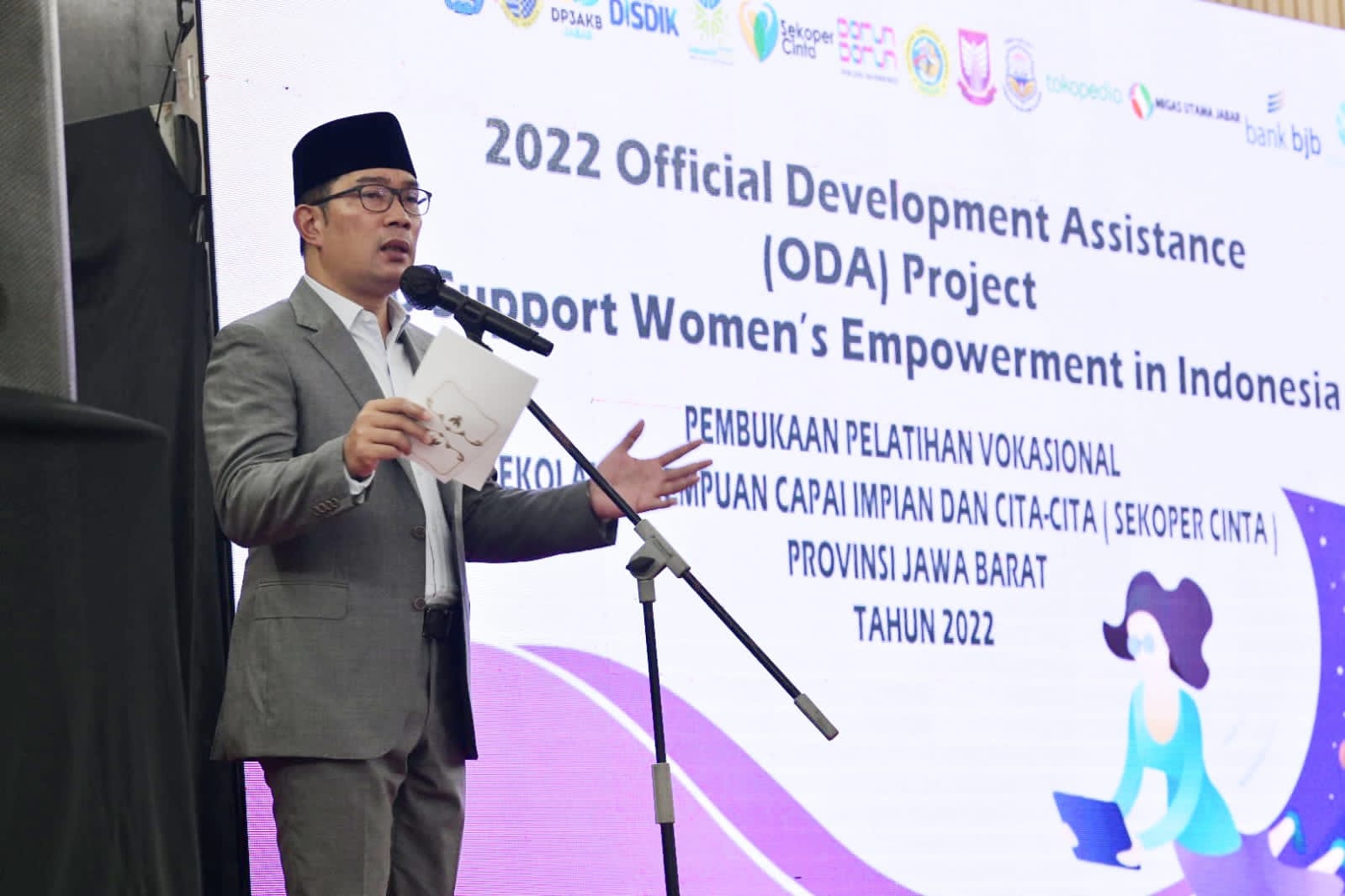 Gubernur Jawa Barat Ridwan Kamil membuka r pelatihan vokasional Sekolah Perempuan Capai Impian dan Cita-cita (Sekoper Cinta)