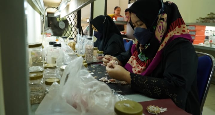 Pekerja mengerjakan pesanan di VAIA.