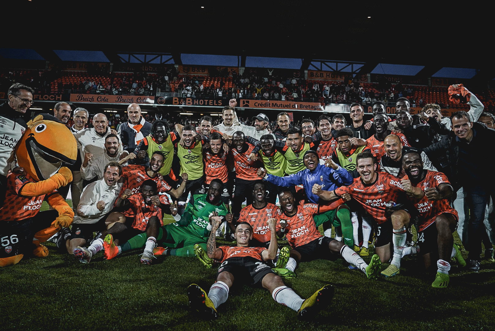 Para pemain Lorient melakukan selebrasi usai mengalahkan Lyon di laga Ligue 1.