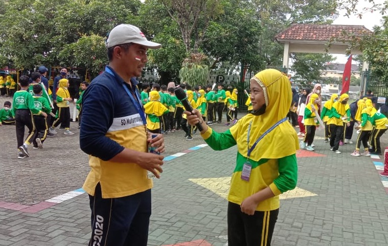 Penulis (kanan) mewawancarai Wakil Kepala Sekolah Bidang Kesiswaan, Ari Setyawan S.Pd.Jas., Sabtu (13/8) di halaman sekolah.