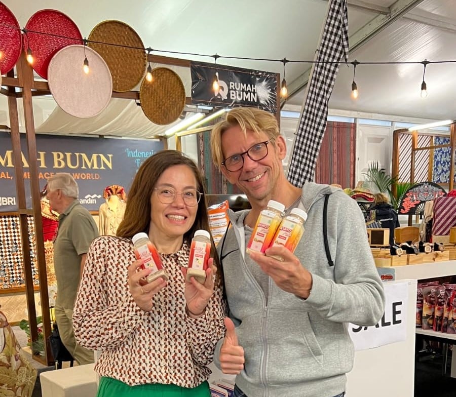 Produk unggulan UMKM binaan PT Semen Gresik (PTSG) laris manis di Tong Tong Fair, di Den Haag, Belanda.