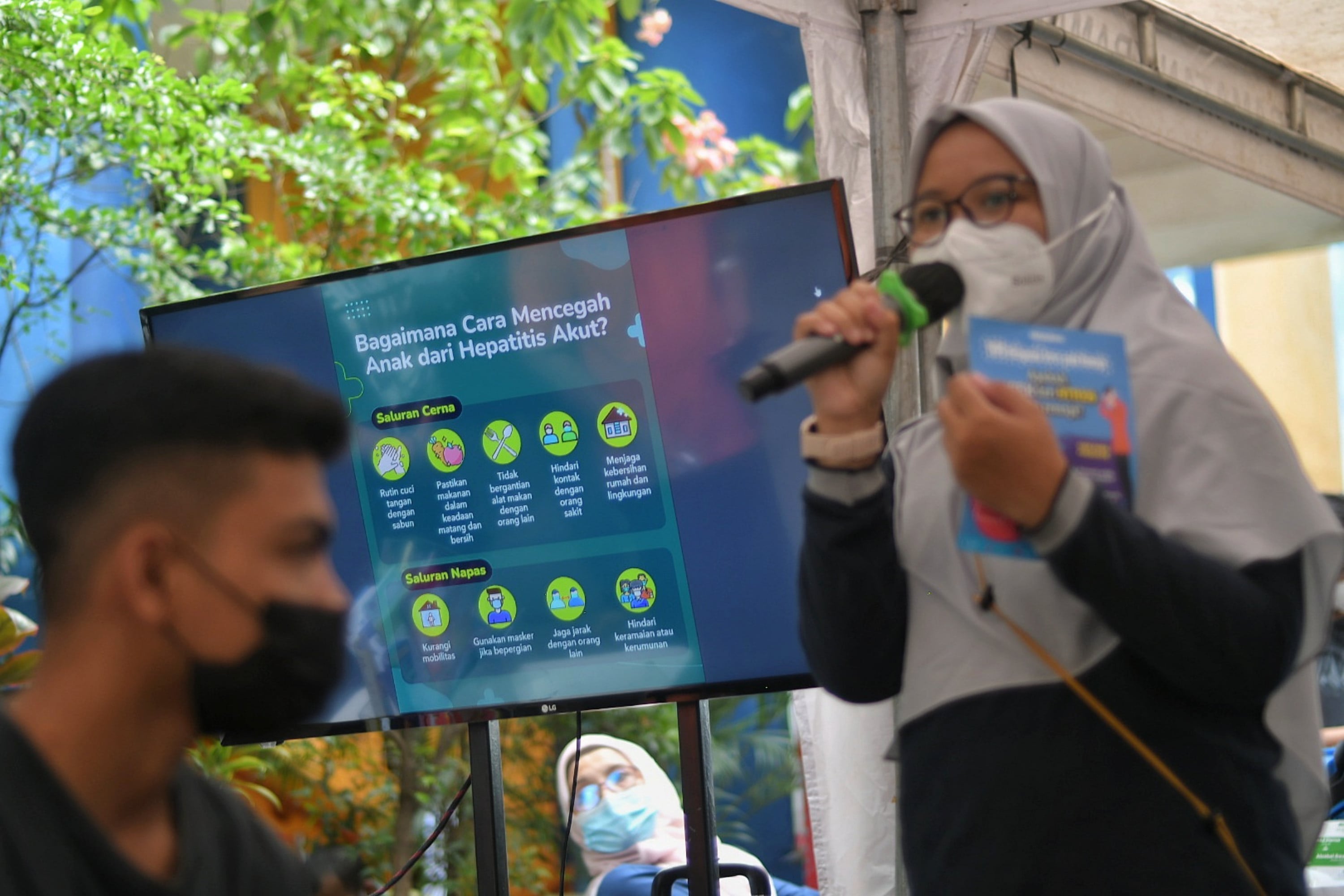 Potret petugas kesehatan saat memberikan penyuluhan terkait hepatitis akut.