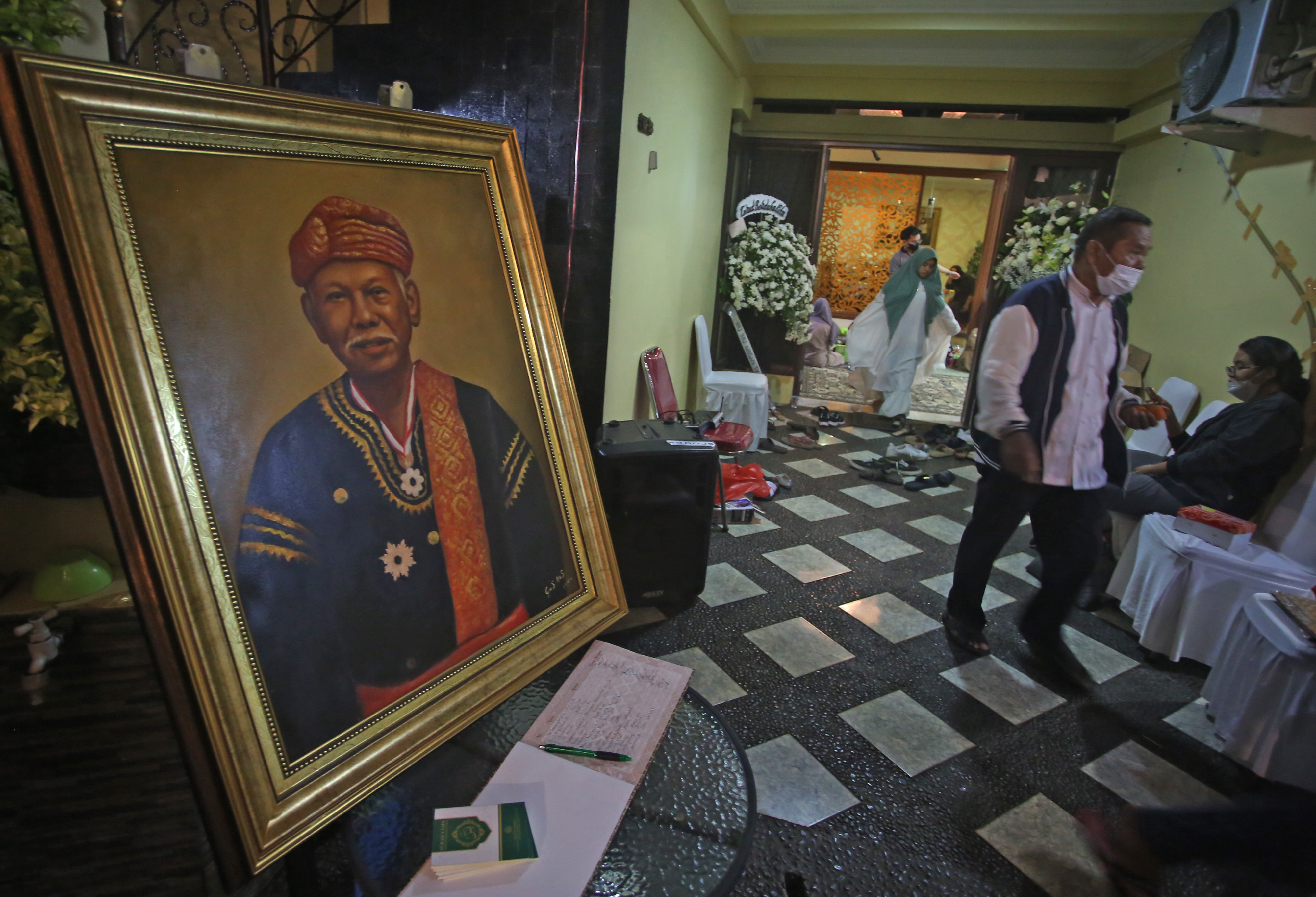 Warga bertakziah di rumah duka almarhum Azyumardi Azra di Ciputat, Tangerang Selatan, Banten, Minggu (18/9) malam.