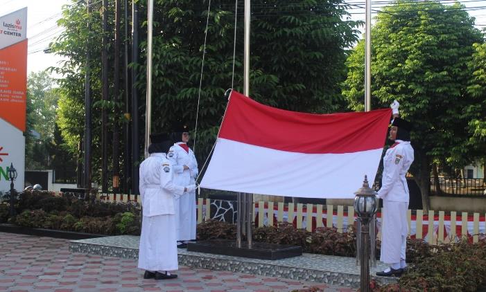 Suasana upacara bendera saat peringatan HUT ke-77 RI, di Smamsa, Rabu (17/8)