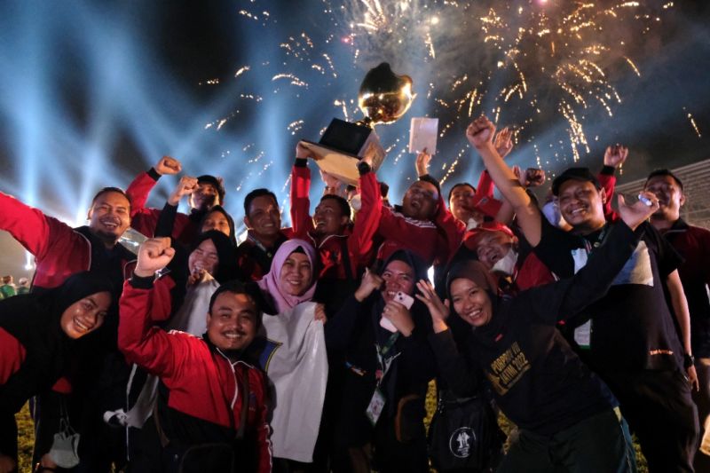Sejumlah atlet asal Surabaya saat memagang piala juara utama di penutupan ajang Porprov VII Jawa Timur 2022 di Stadion Semeru, Kabupaten Lum