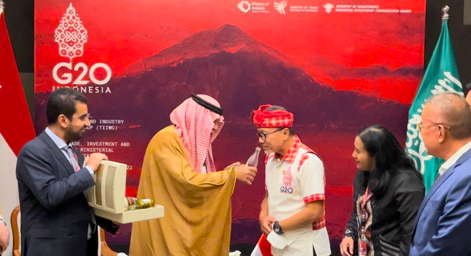 Pertemuan antara Mendag Zulkifli Hasan dan Menteri Perdagangan Arab Saudi Majid bin Abdullah Al-Qasabi didi Nusa Dua, Badung, Bali.