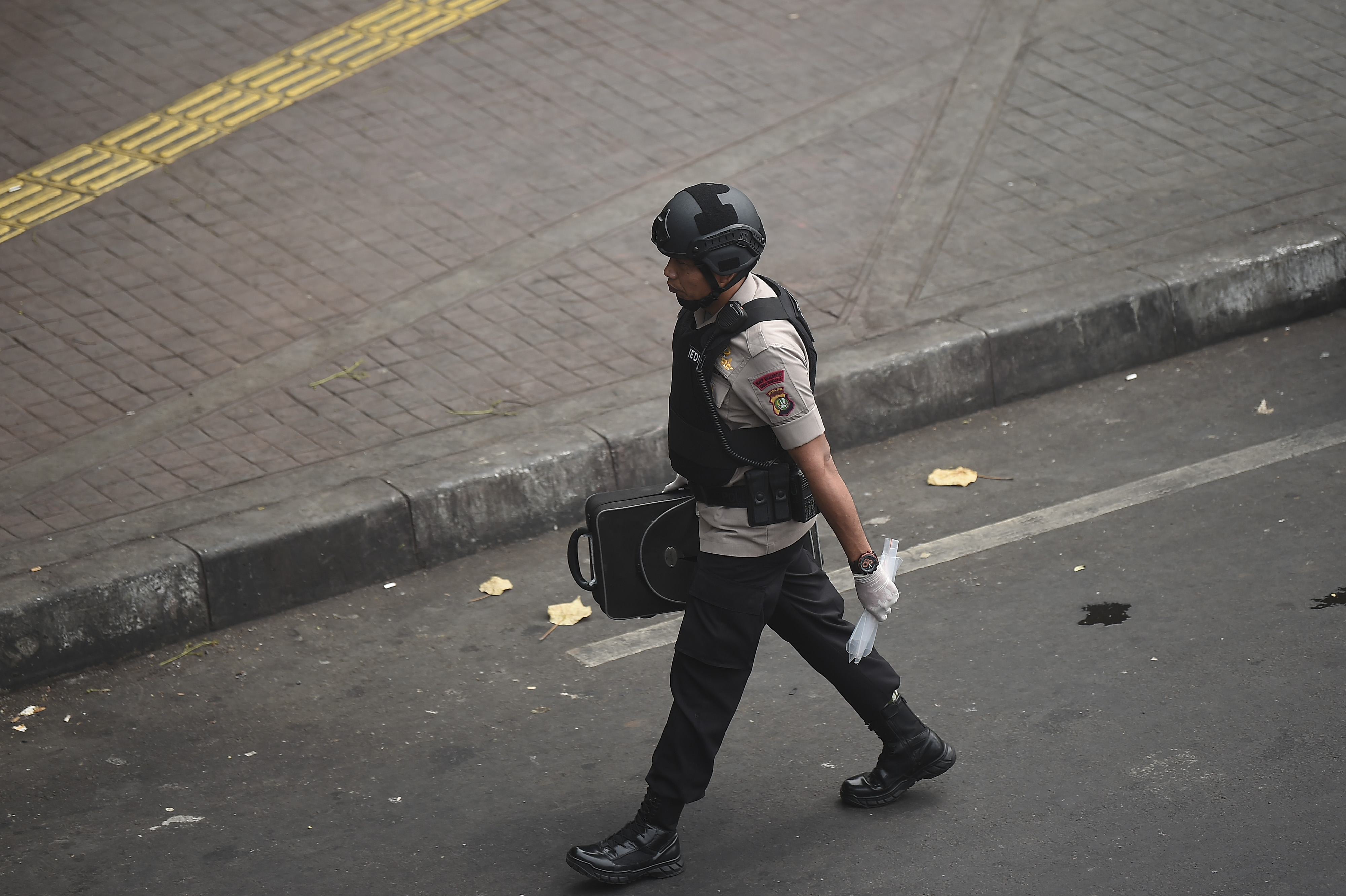 Anggota Gegana Brimob Polda Metro Jaya membawa koper yang dicurigai berisi bom pada tahun 2019.