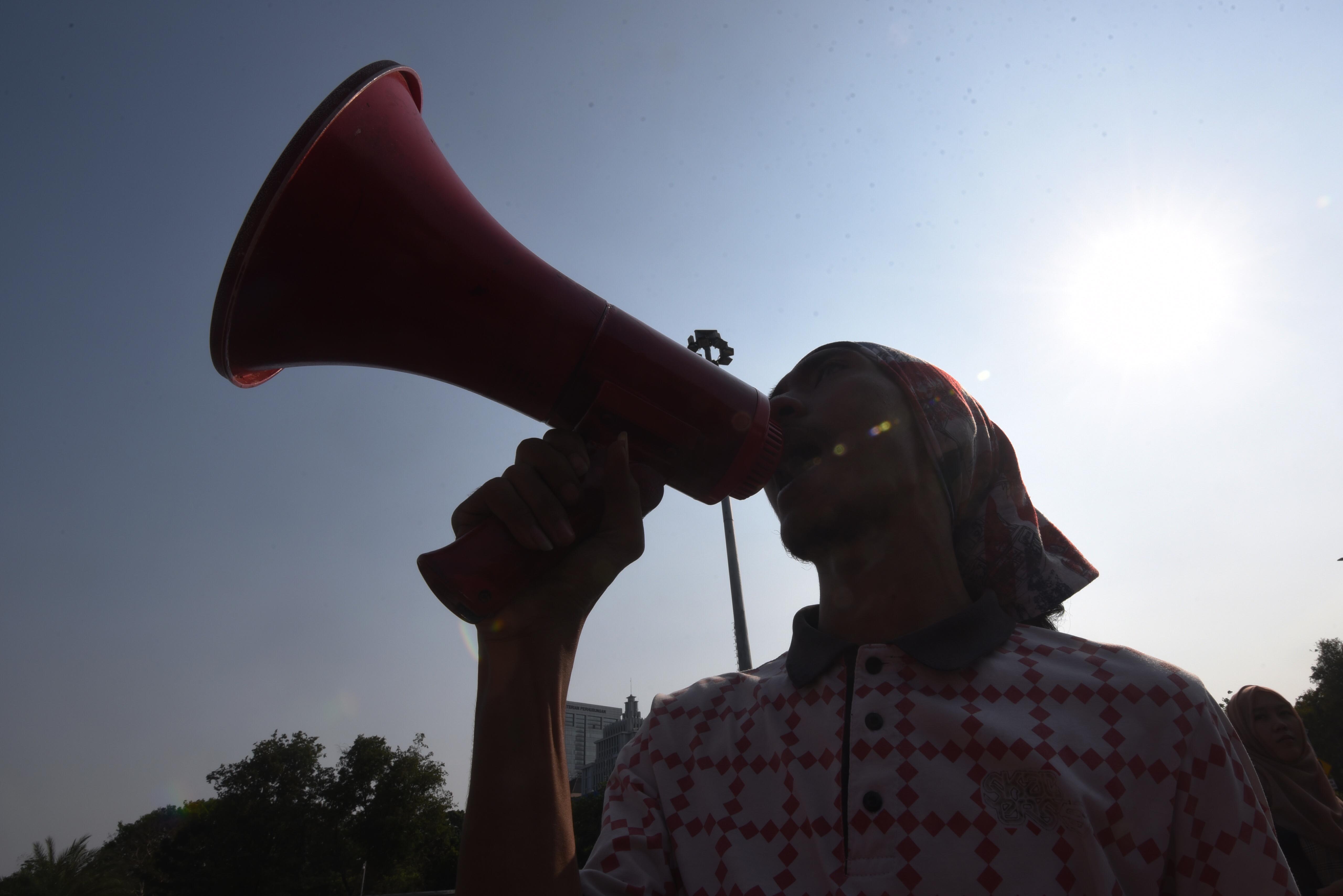 Mahasiswa melakukan aksi unjuk rasa di depan Istana Merdeka, Jakarta