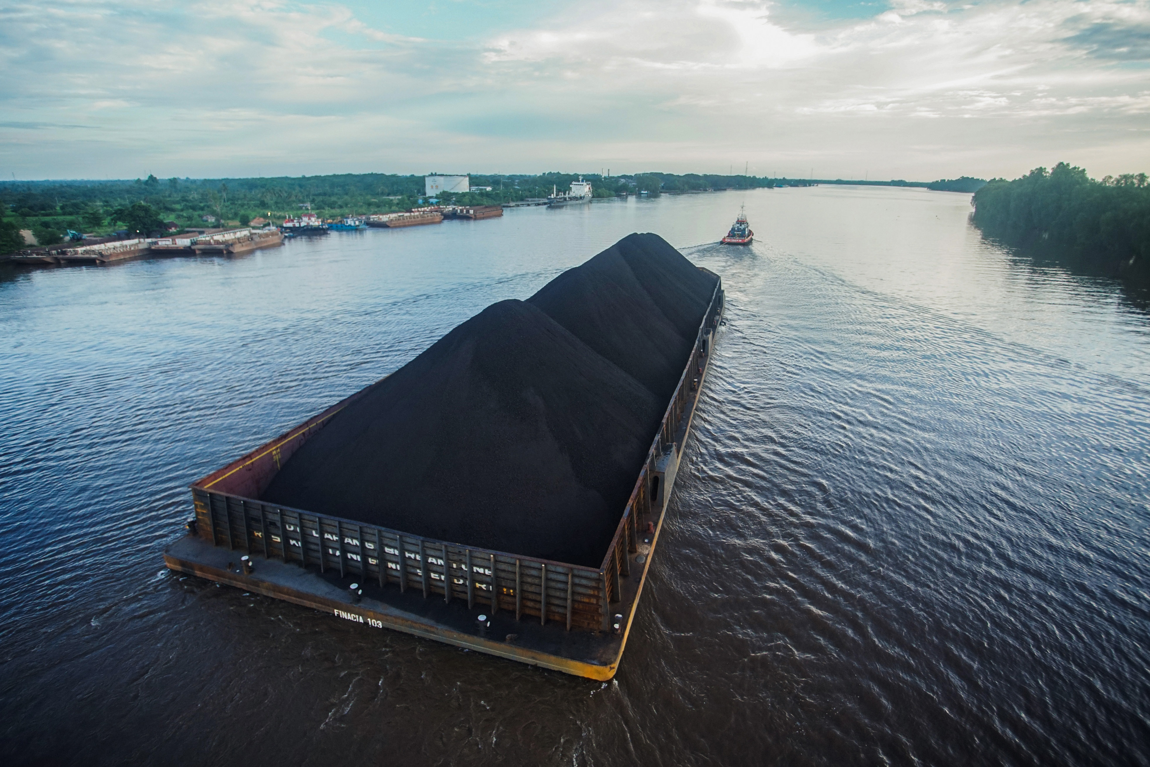 Kapal tongkang pengangkut batu bara melintas di Sungai Barito, Kalimantan Selatan.