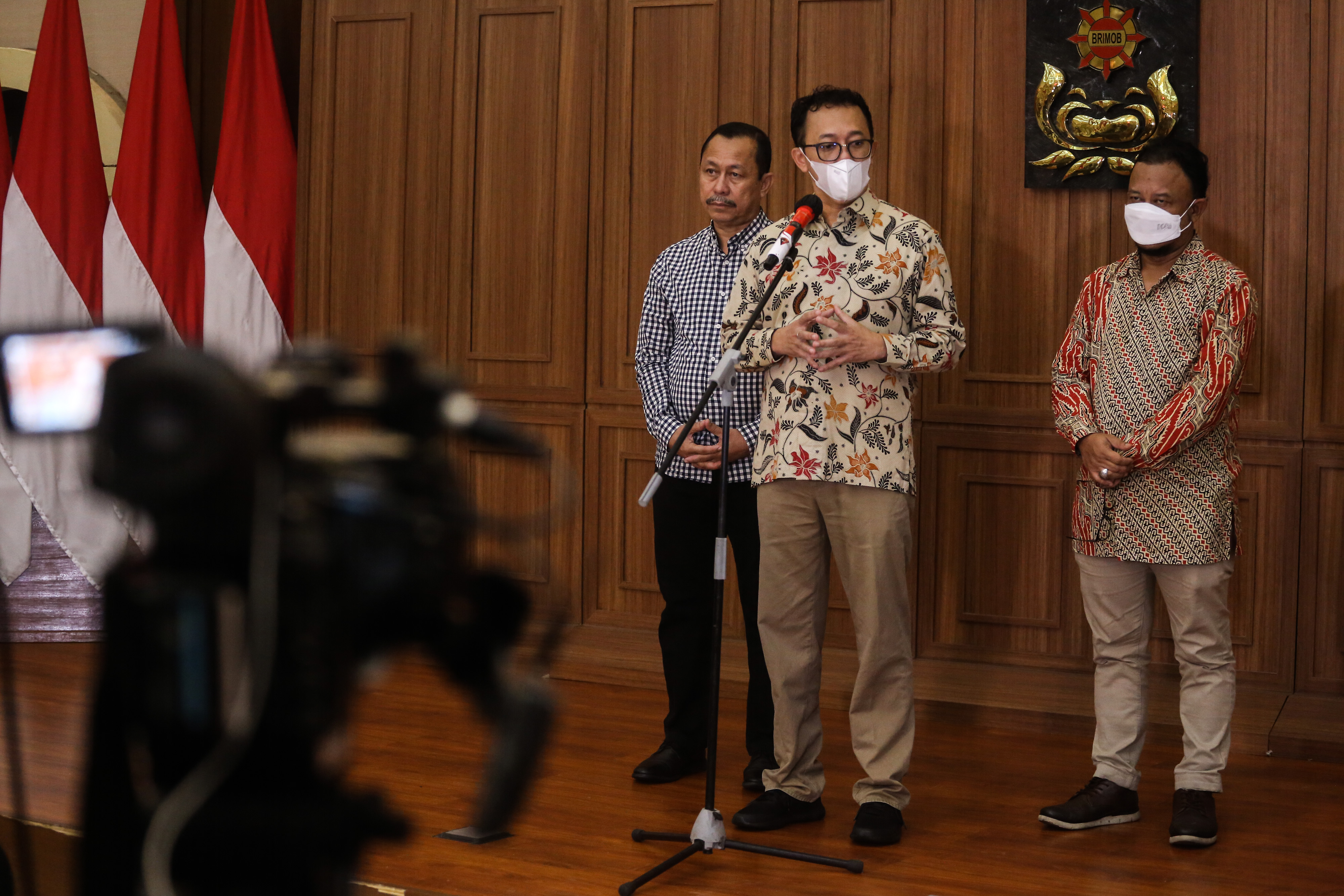 Komisioner Komnas HAM Beka Ulung Hapsara saat memberikan keterangan kepada awak media di Mako Brimob, Depok, Jawa Barat, Jumat (12/8). 