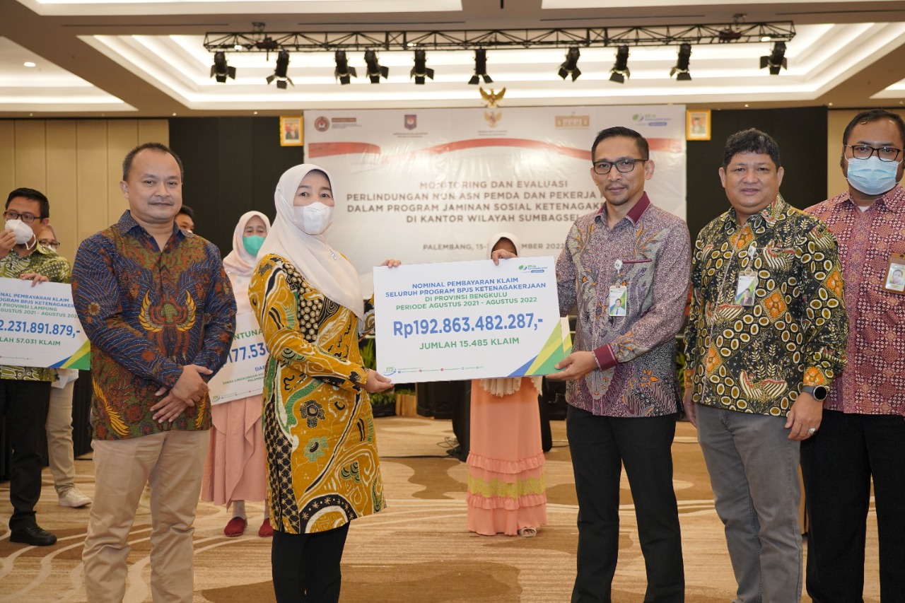 Penyerahan seluruh klaim BPJS Ketenagakerjaan Kanwil Sumbagsel kepada Provinsi Sumsel, Bengkulu dan Jambi, di Palembang