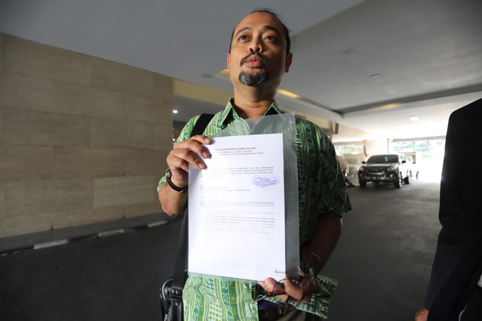 Hadrowi perwakilan Tim Advokat Penyelamatan PPP menunjukkan bukti laporannya ke Bareskrim Polri, Kamis (1/9/2022)