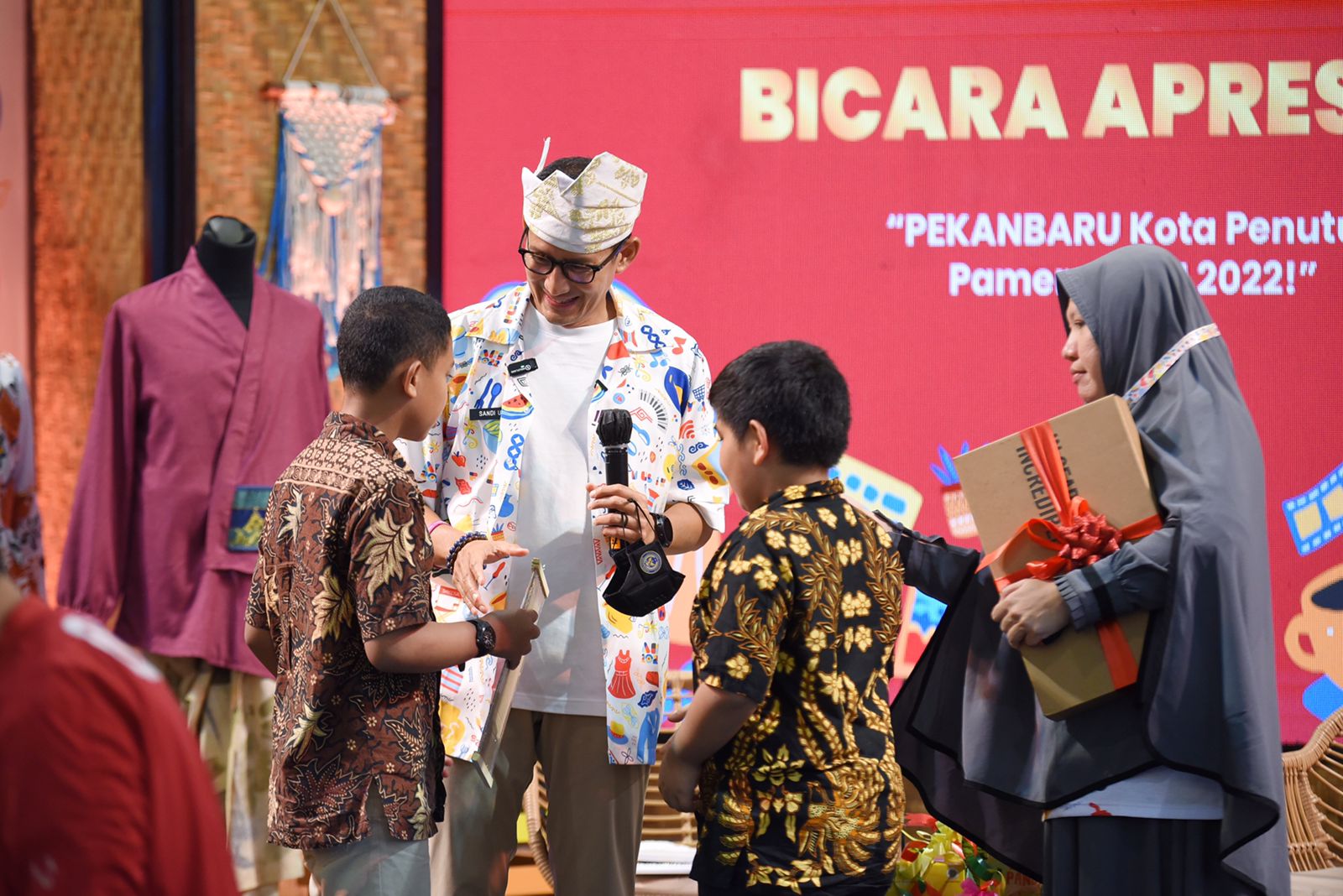 Menteri Pariwisata dan Ekonomi Kreatif (Menparekraf) Sandiaga Uno memberikan bantuan laptop untuk pegiat UMKM, Wan Elfi Eryanti di Pekanbar.