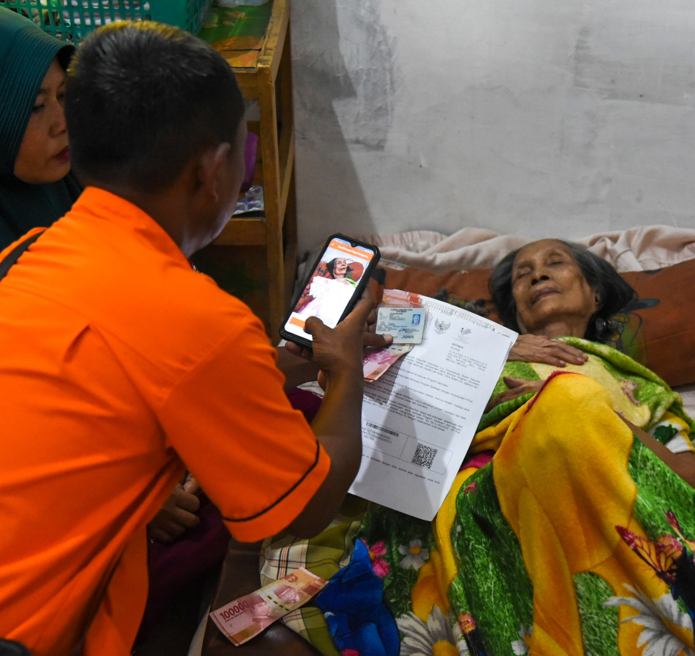 Petugas Kantor Pos menyerahkan BLT BBM kepada lansia di kawasan Marelan, Kota Medan, Sumatera Utara, Selasa (27/9/2022)