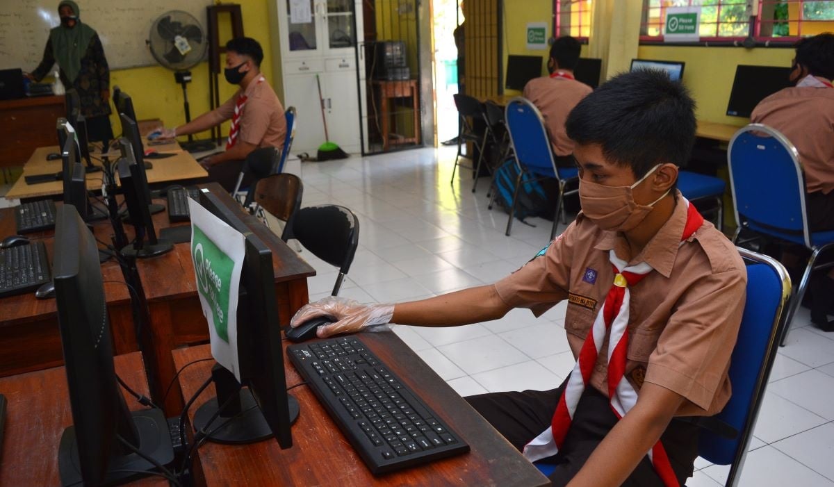 Sejumlah siswa SMK Negeri 3 jurusan teknik komputer dan jaringan mengikuti praktik secara tatap muka di Kabupaten Jombang, Jateng.