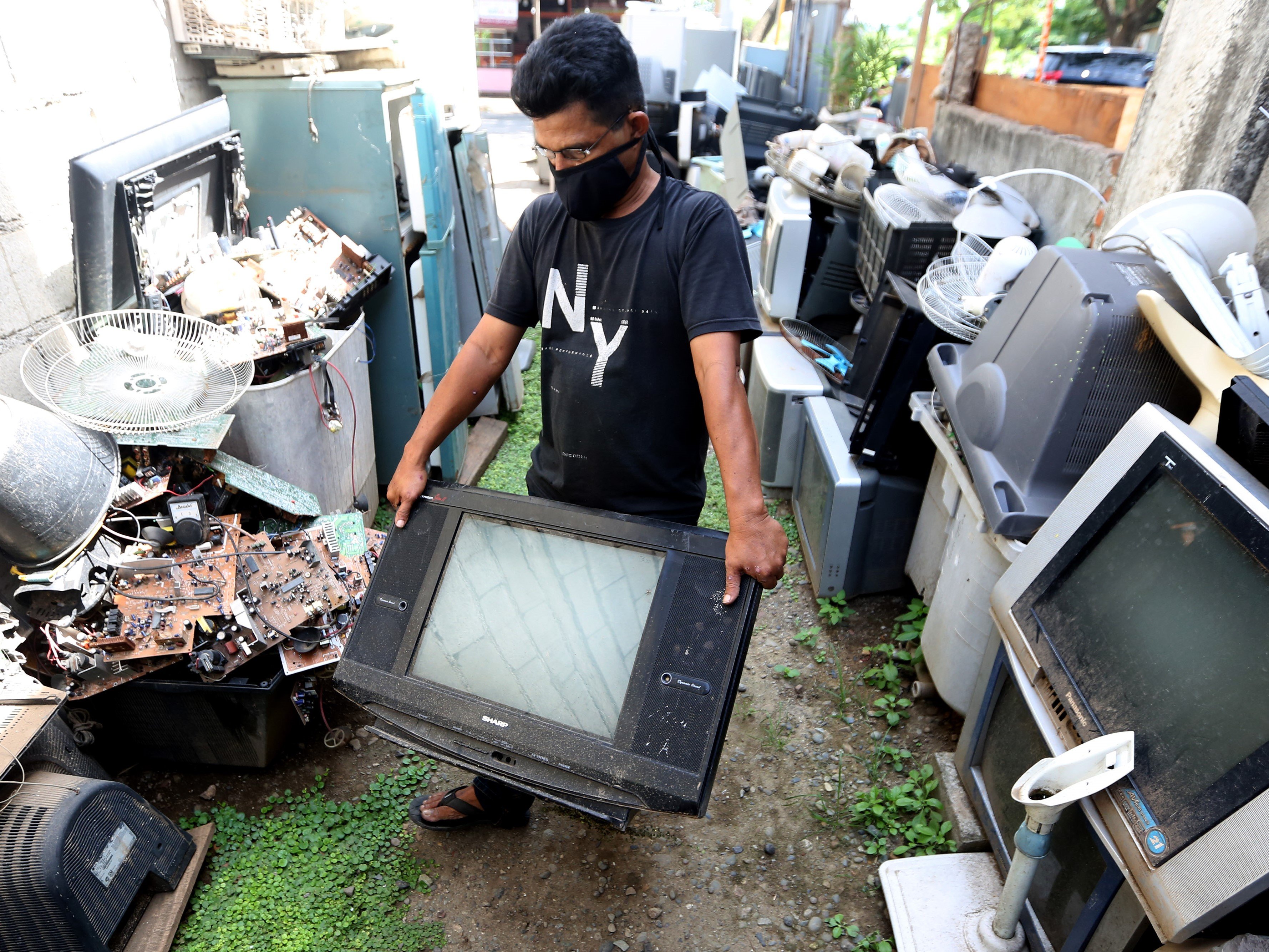 Pekerja menata sampah elektronik untuk diambil komponen yang masih dapat digunakan di Aceh Besar, Aceh.