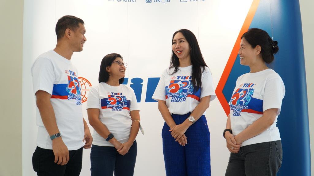 Direktur Utama TIKI Yulina Hastuti (kedua dari kanan) bersama jajarannya di acara HUT ke-52 TIKI.