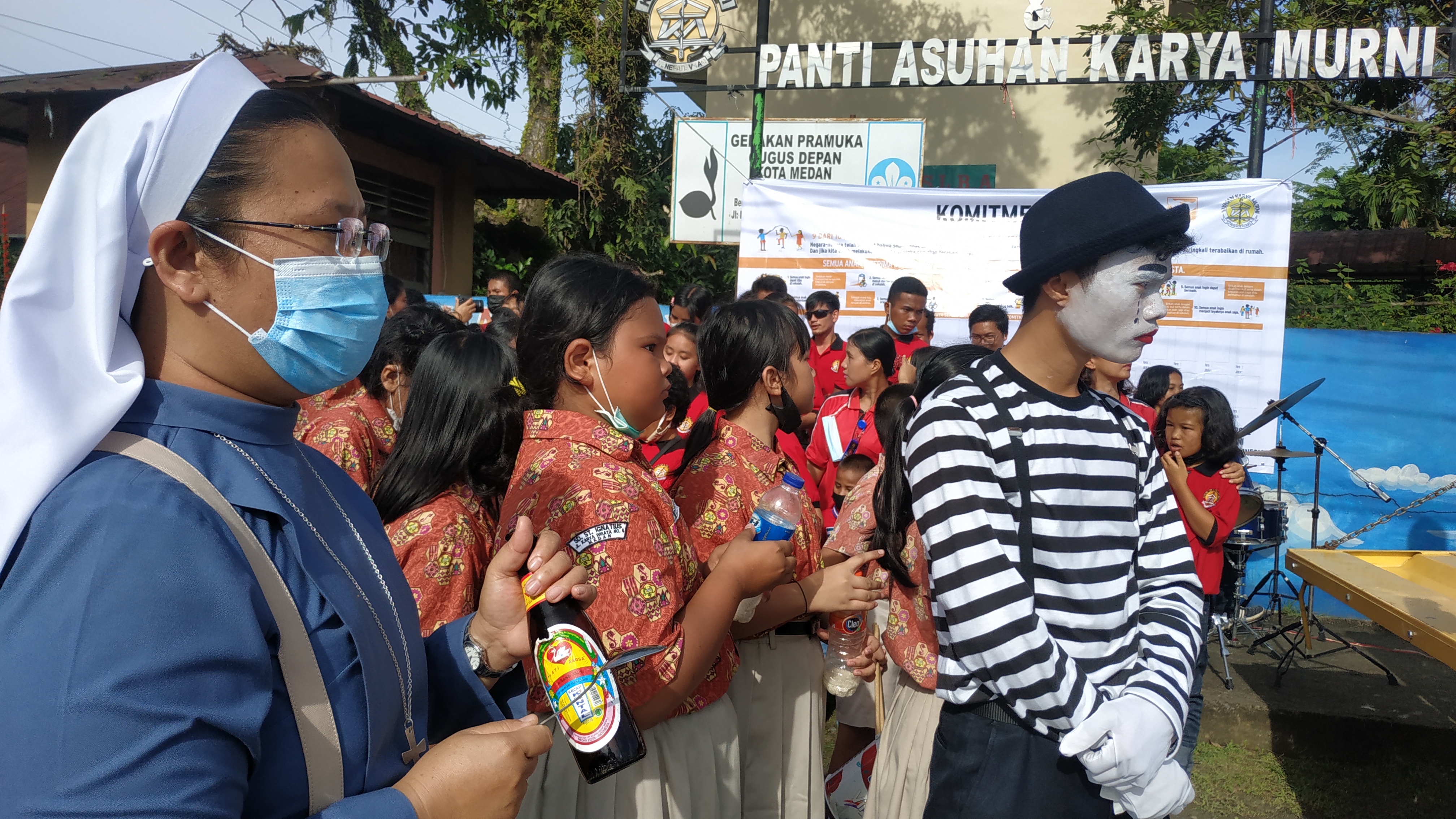 Pengasuh dan anak-anak Panti Asuhan Karya Murni, Medan, Sumatra Utara