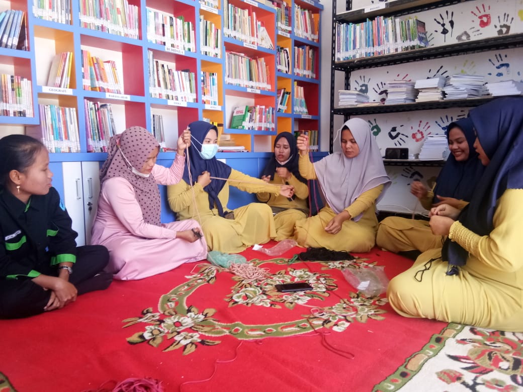 Pelatihan membuat konektor masker di Perpustakaan Desa Meredan Barat, Siak, Riau