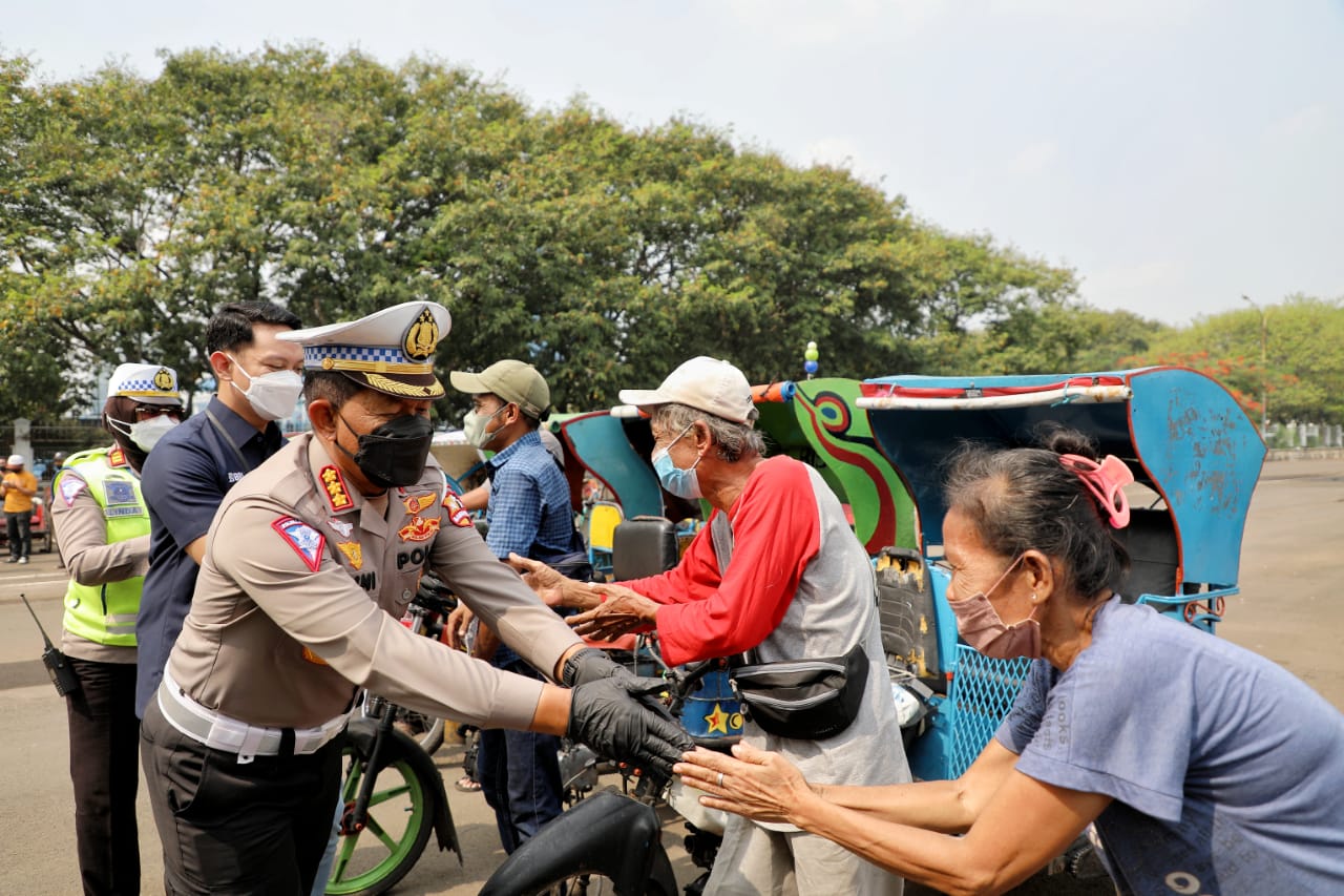 Dirgakkum Korlantas Polri Brigjen Pol Aan Suhanan, ikut baksos membagikan paket sembako, di Kemayoran Sunter, Jakarta, Senin (19/9/2022)