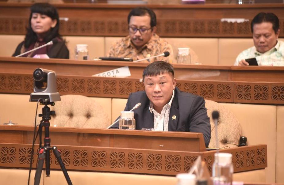 Anggota Fraksi NasDem DPR RI Rico Sia (berjas hitam).