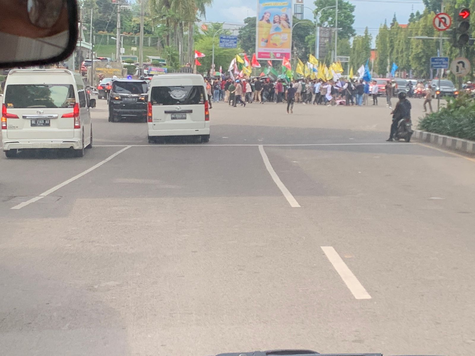 Rombongan Wapres saat diadang demonstran di Palembang