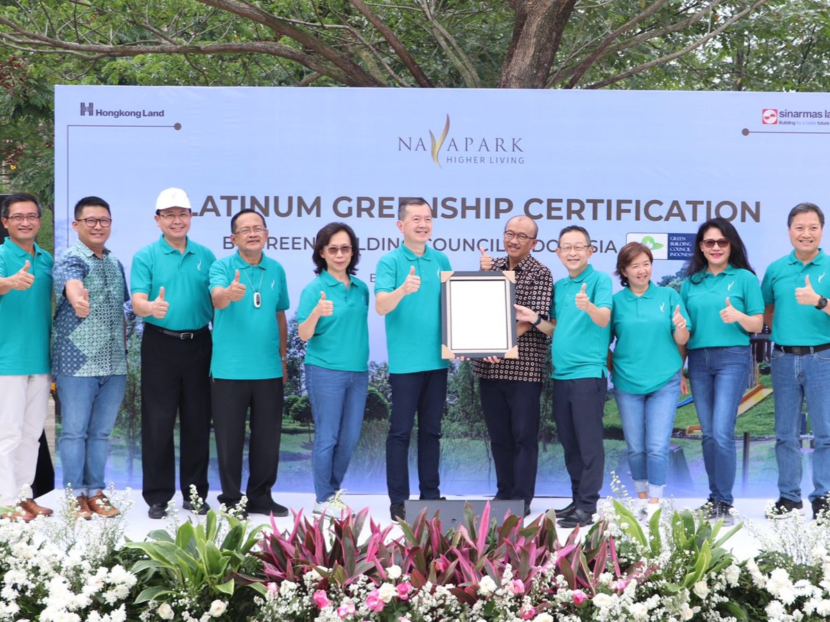 Jajaran direksi Sinar Mas Land, Hongkong Land, dan Tim Green Building Council Indonesia (GBCI) dalam acara penerimaan sertifikasi.