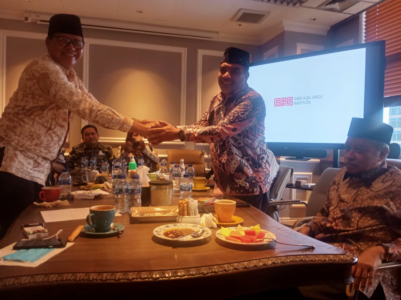 Direktur Ekskutif Said Aqil Siradj Sadullah Affandy (kanan) dan Dr. Imdadun Rahmat