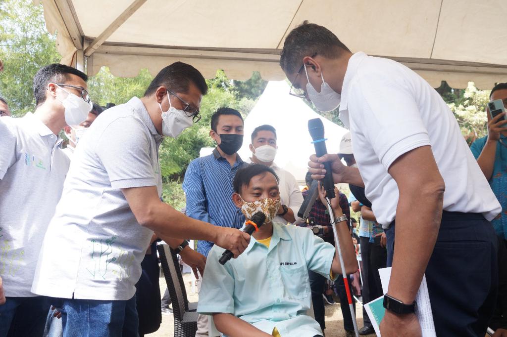 Kegiatan vaksinasi penyadang disabilitas yang dilaksanakan Perhutani dan Kalbe Farma di Desa Huan, Kabupaten Malang, Jatim. 