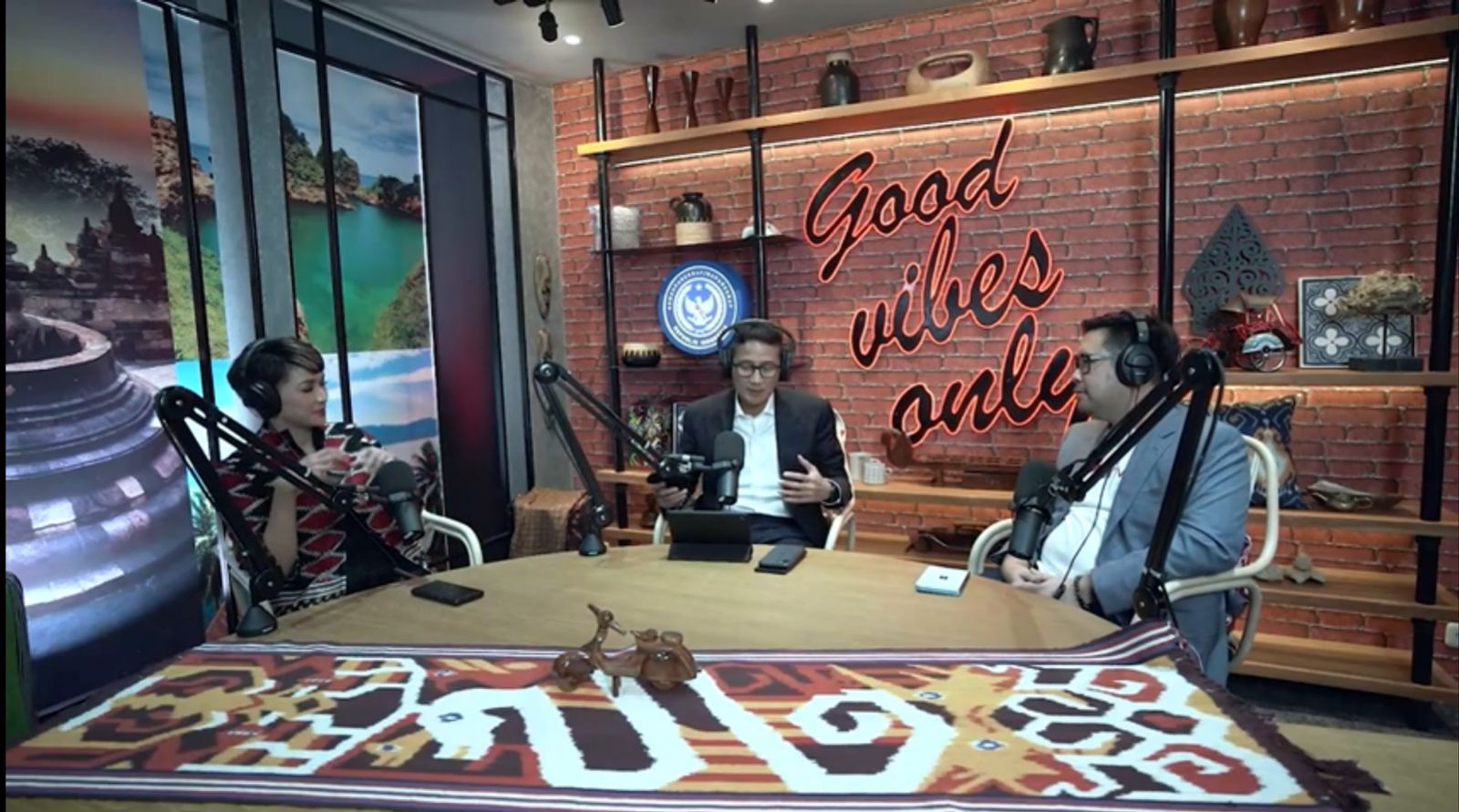Menparekraf Sandiaga Salahudin Uno (tengah) dalam podcast Wonderful Indonesia.