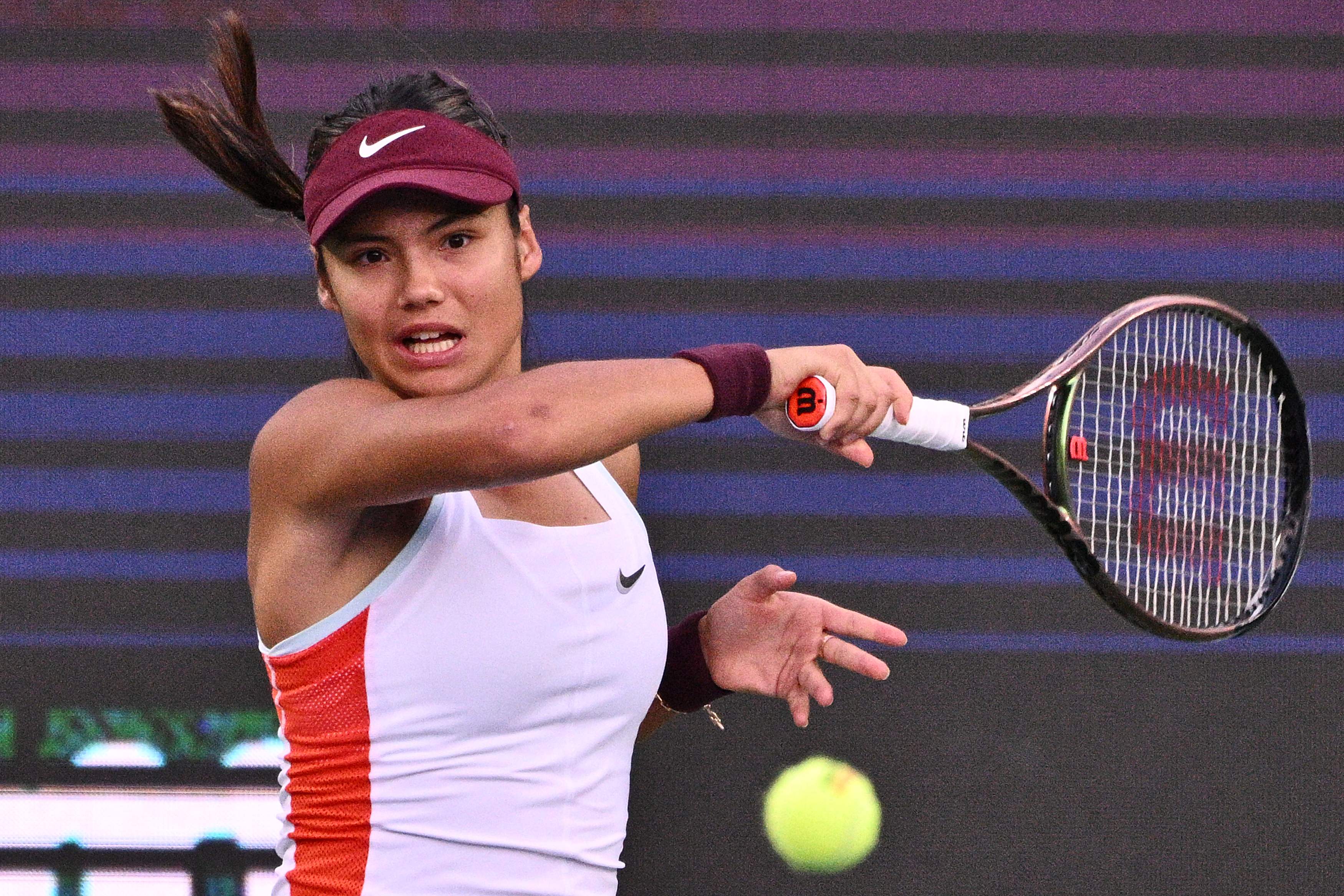 Petenis Inggris Emma Raducanu mengembalikan bola lawannya Magda Linette di perempat final Korea Terbuka 2022, Jumat (23/9). 