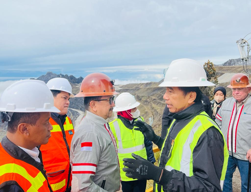 Presiden Joko Widodo meninjau Tambang Grasberg di Mimika, Papua.