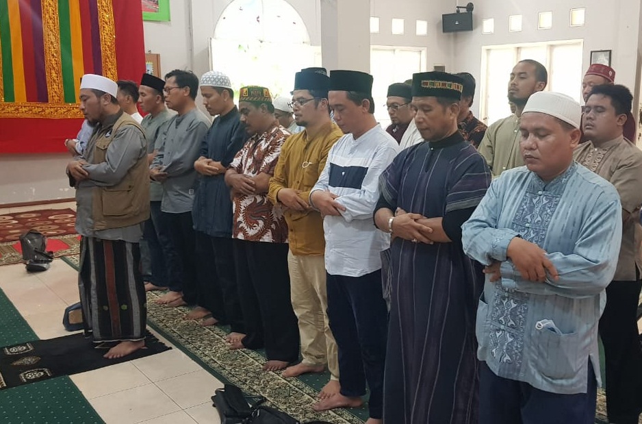 Salat gaib alumni Gontor Angakatan 96 untuk Albar Mahdi . 