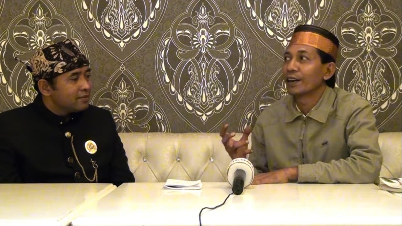 Raja Taliwang Sultan Sumbawa Muhammad Sahril Amin (kana) saat konferensi pers.