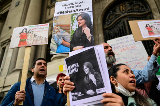 Perempuan anggota kelompok feminis dan migran Iran menggelar demonstrasi mendukung Mahsa Amini di Santiago, pada 23 September 2022.