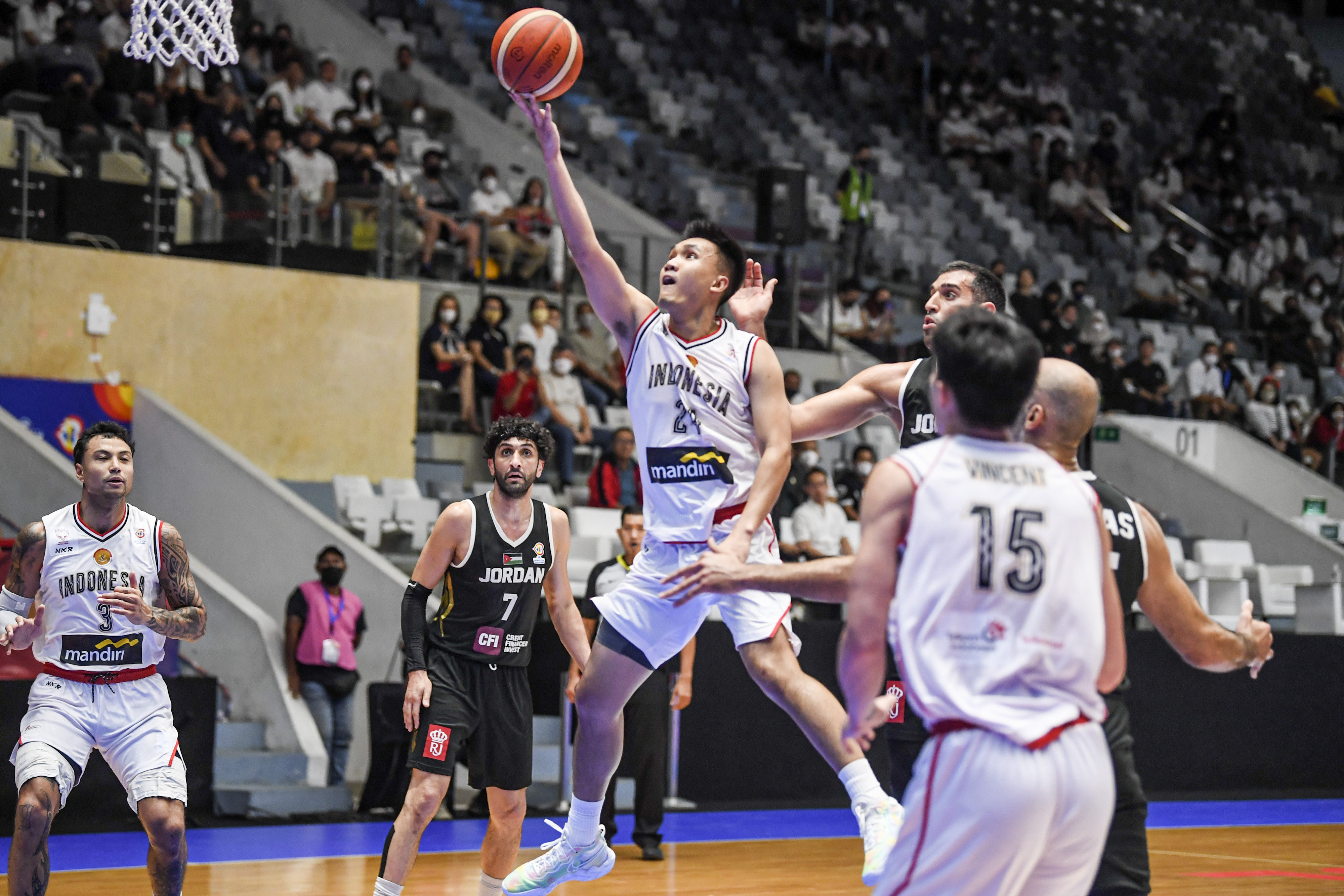  Pebasket Timnas Indonesia Agassi Yeshe Goantara (tengah) berusaha memasukkan bola ke dalam ring