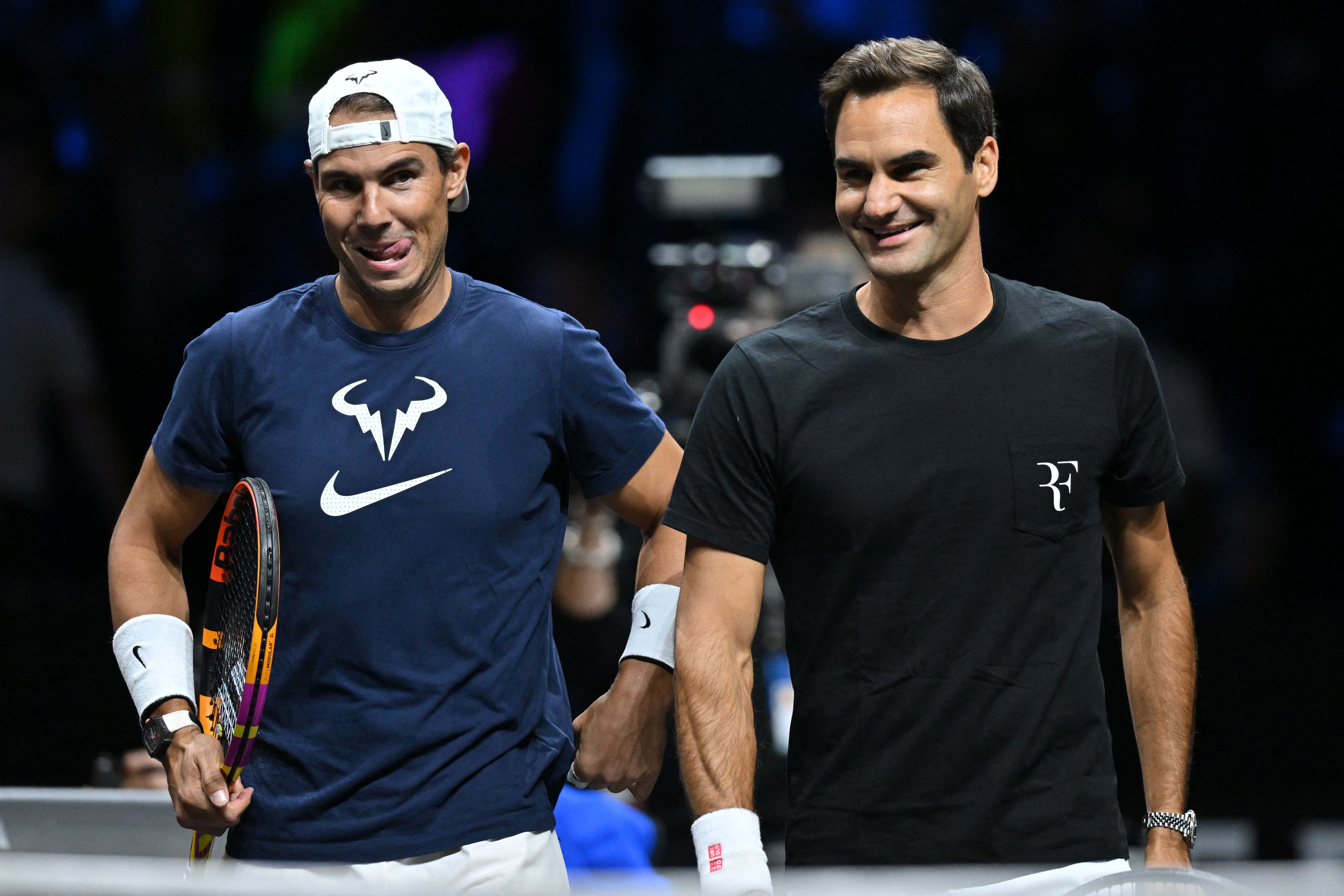 Rafael Nadal (kiri) berpasangan dengan Roger Federer.