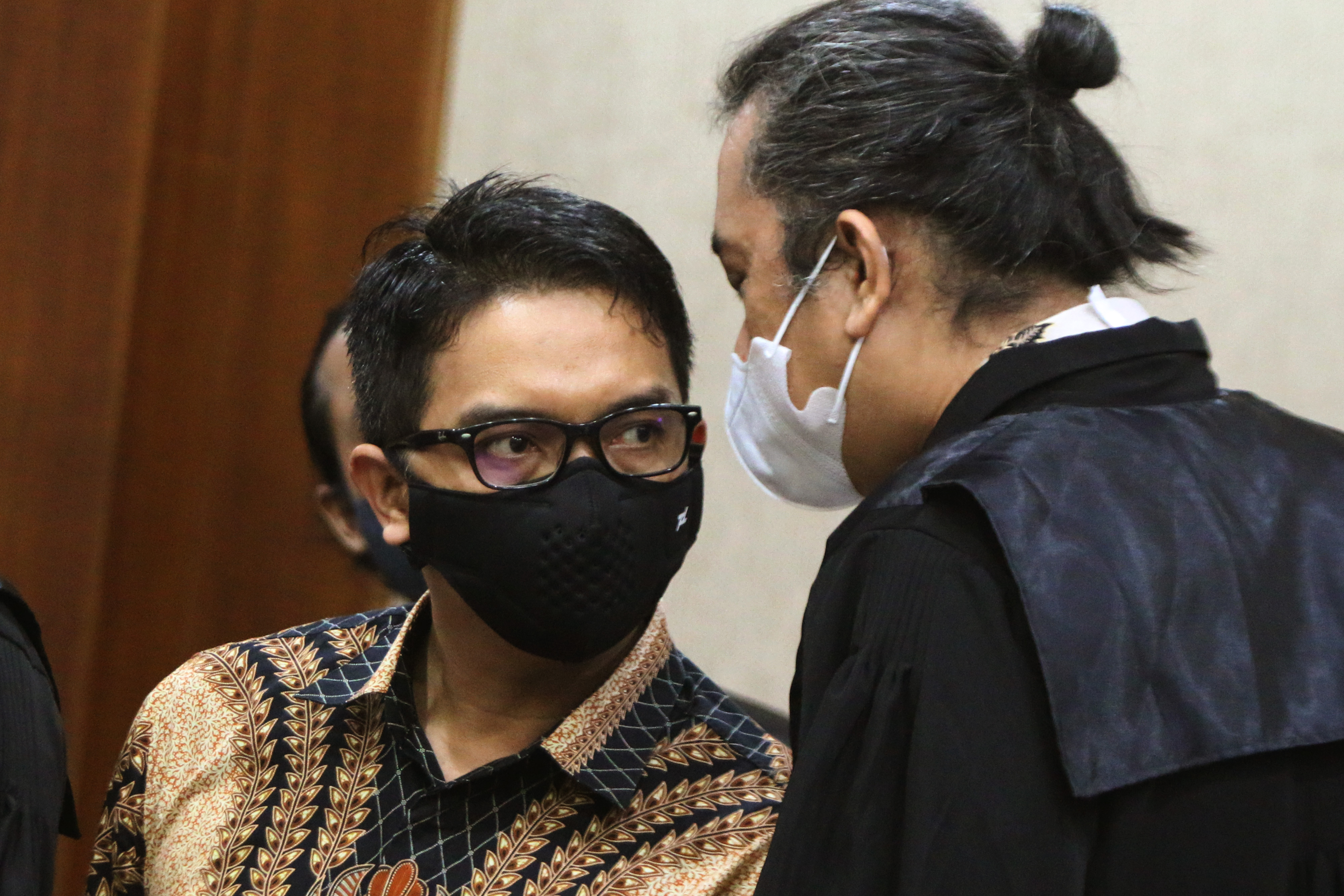  Terdakwa mantan Direktur Jenderal Bina Keuangan Daerah Kemendagri Mochamad Ardian Noervianto (kiri) 