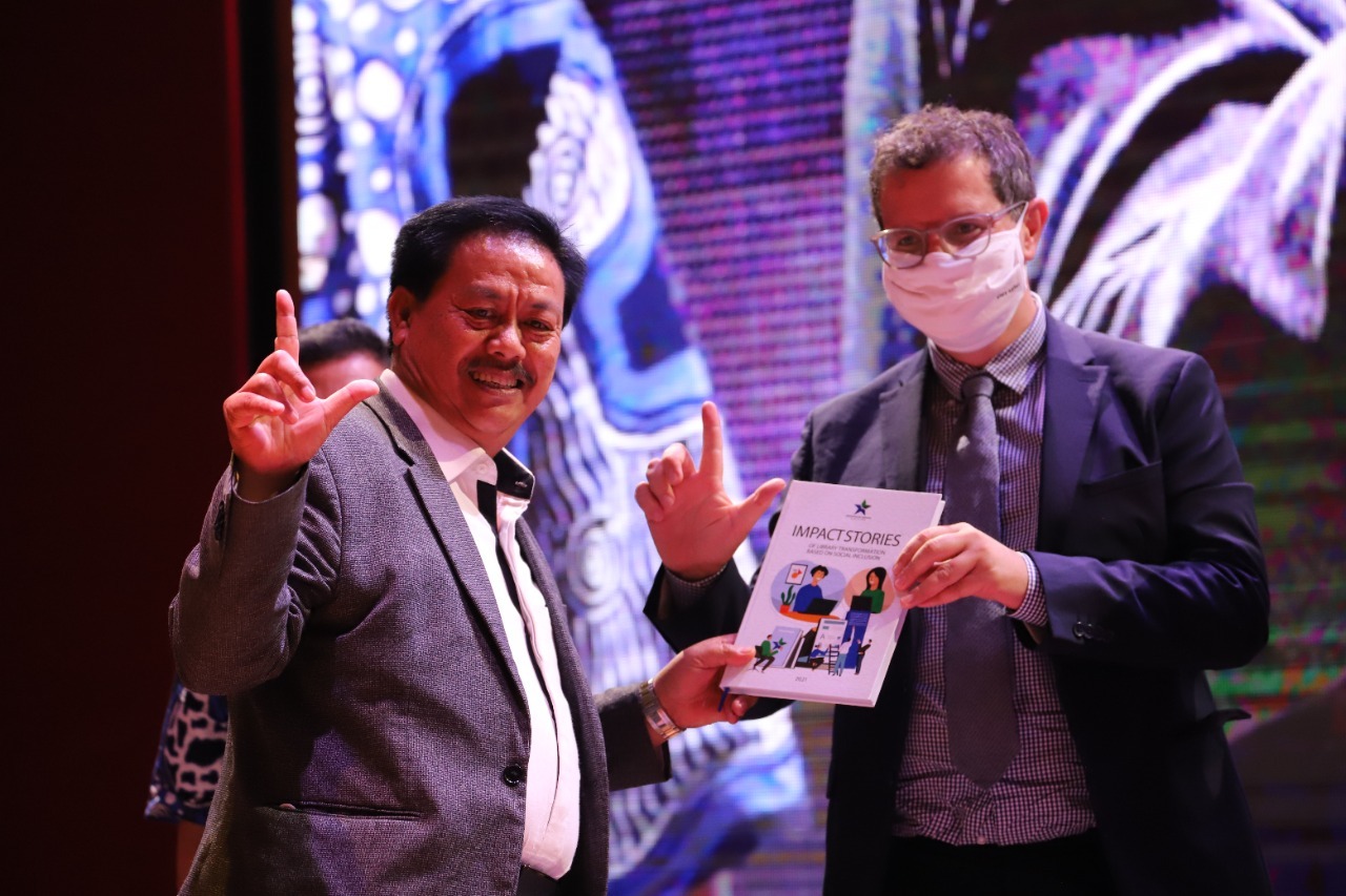 Direktur IFLA Stephen Wyber bersama Kepala Perpusnas M Syarif Bando di ajang U20