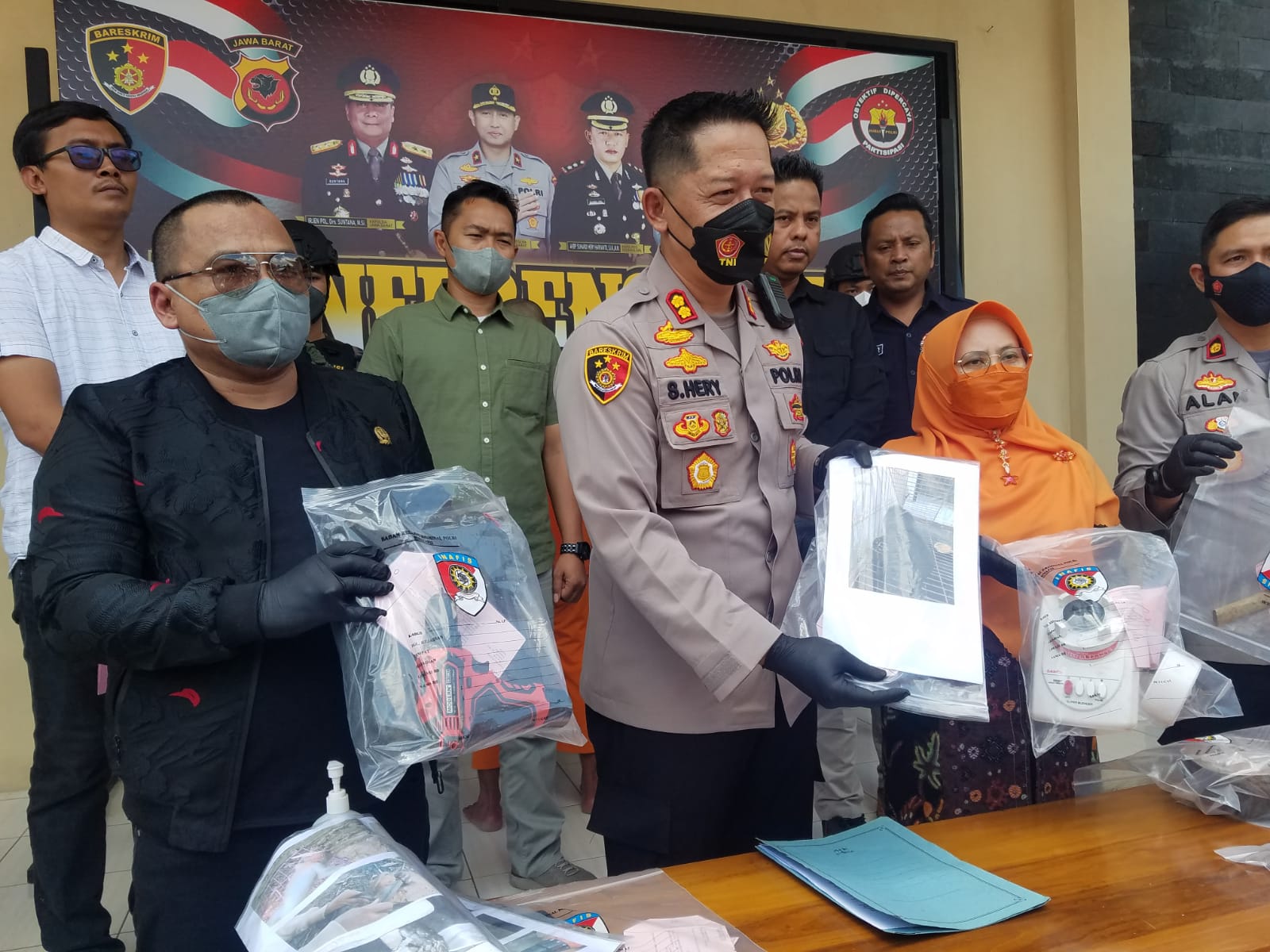 Kapolres Tasikmalaya AKB Suhardi Hery menunjukkan barang bukti foto dan video penganiayaan hewan, Selasa (13/9).