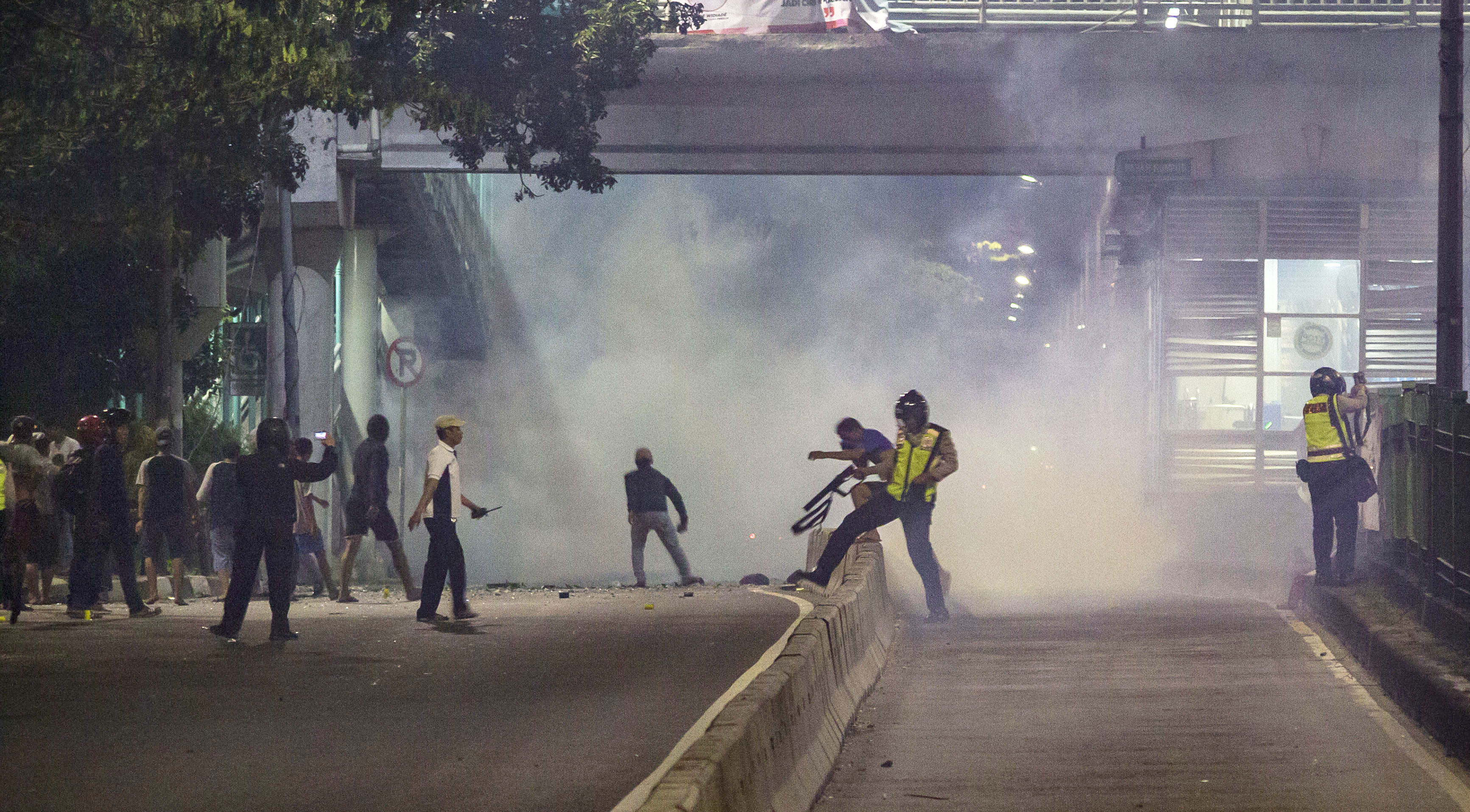  Petugas kepolisian membubarkan warga Manggarai dengan warga Jalan Tambak yang terlibat bentrokan di kawasan Manggarai, Jaksel.