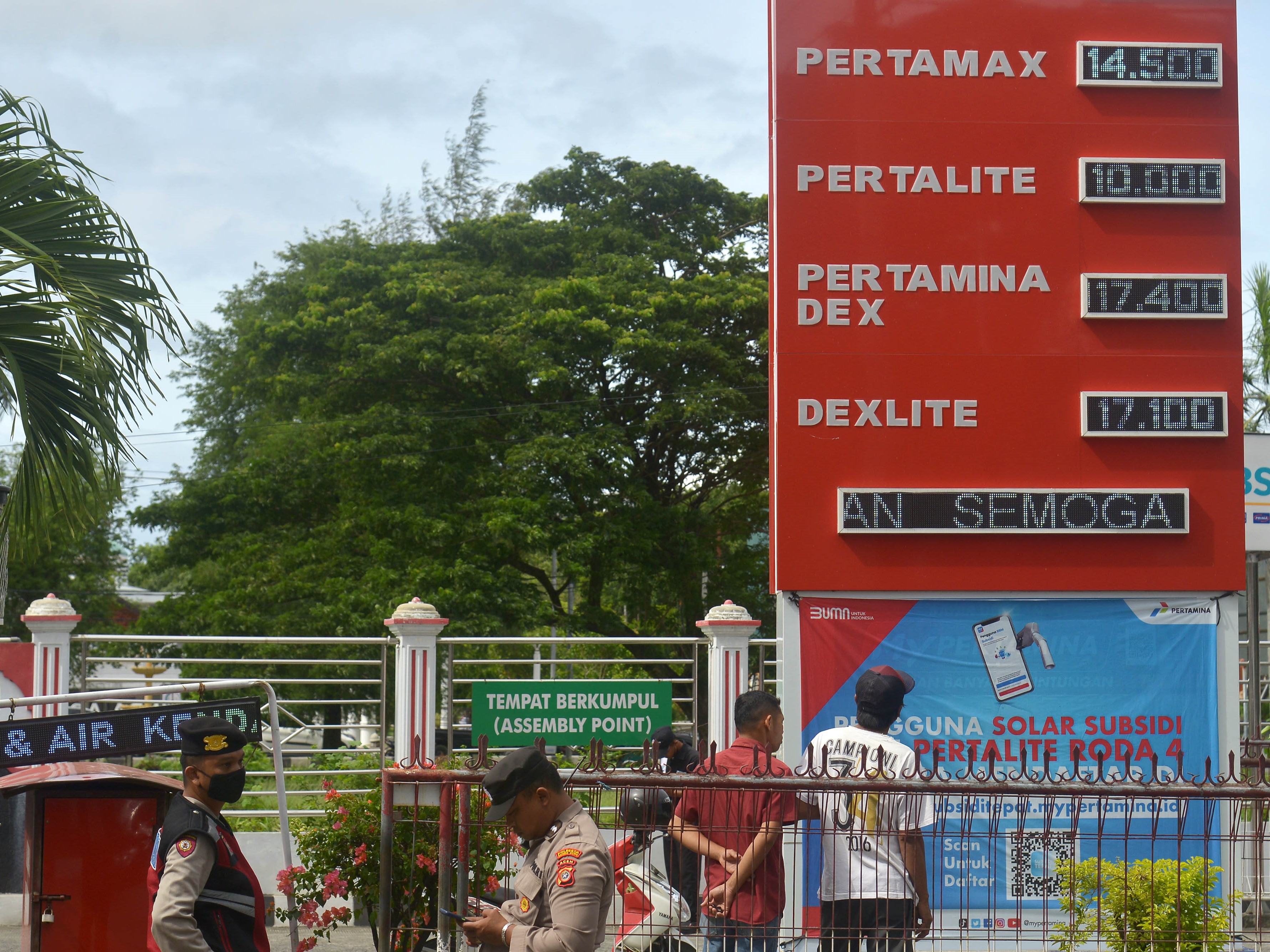 Harga terbaru bahan bakar minyak (BBM) di salah satu SPBU kawasan Kota Banda Aceh, Aceh, Sabtu (3/9/2022).